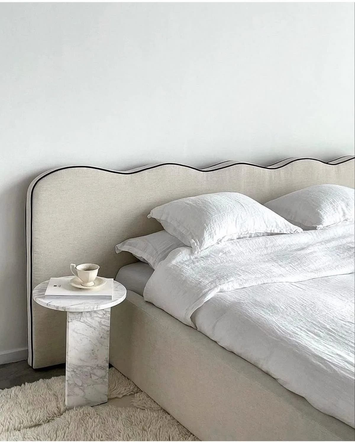 Base de cama tapizada de la colección Japandi de Mar de Baja