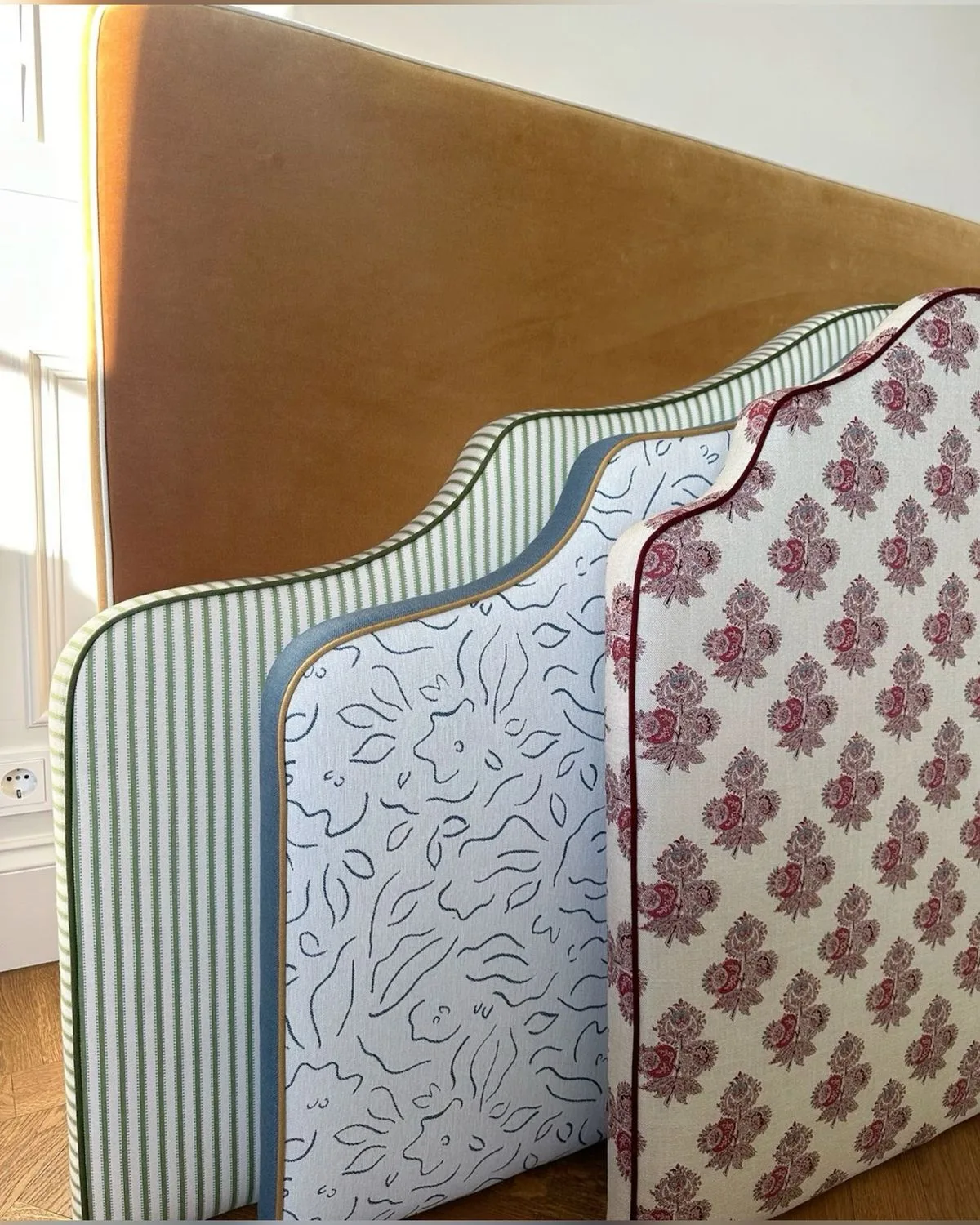 Base de cama tapizada de la colección Cabeceras de Mar de Baja — referencia de diseño 2