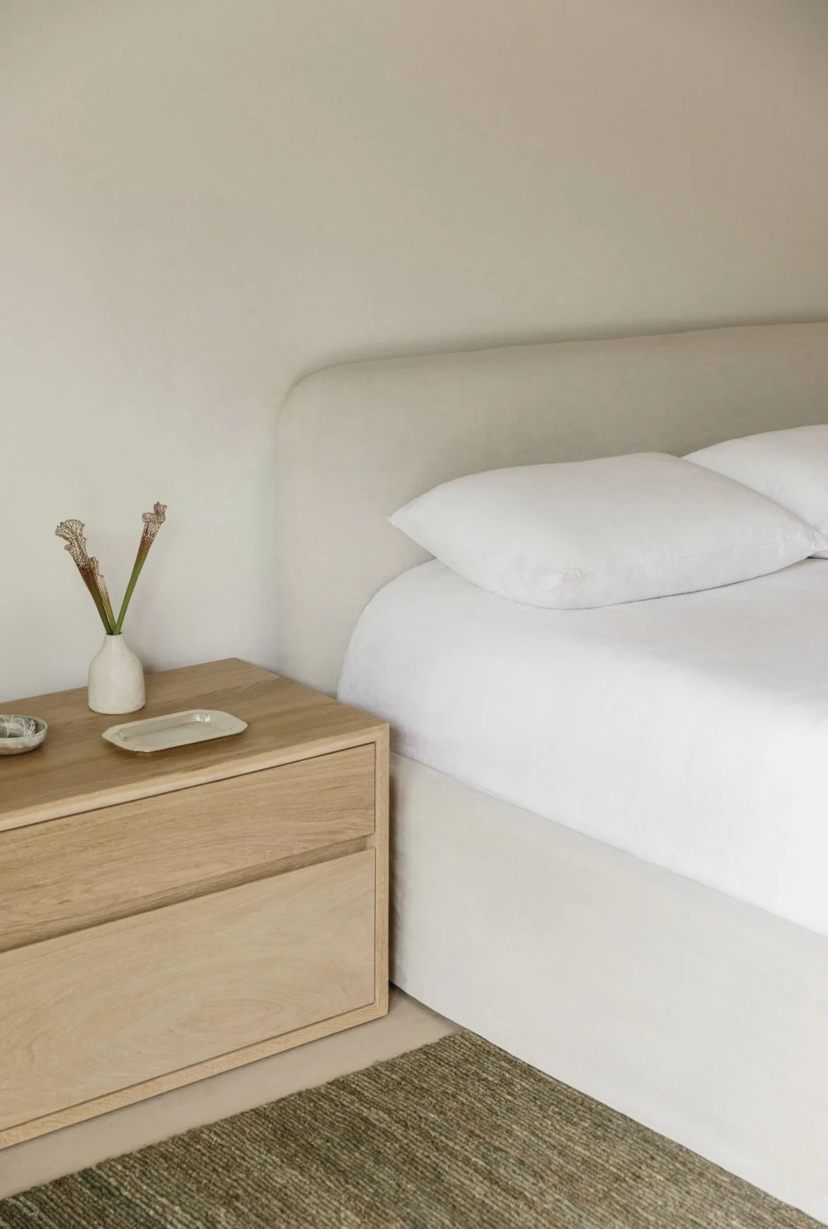 Base de cama tapizada de la colección Costera de Mar de Baja — referencia de diseño 3
