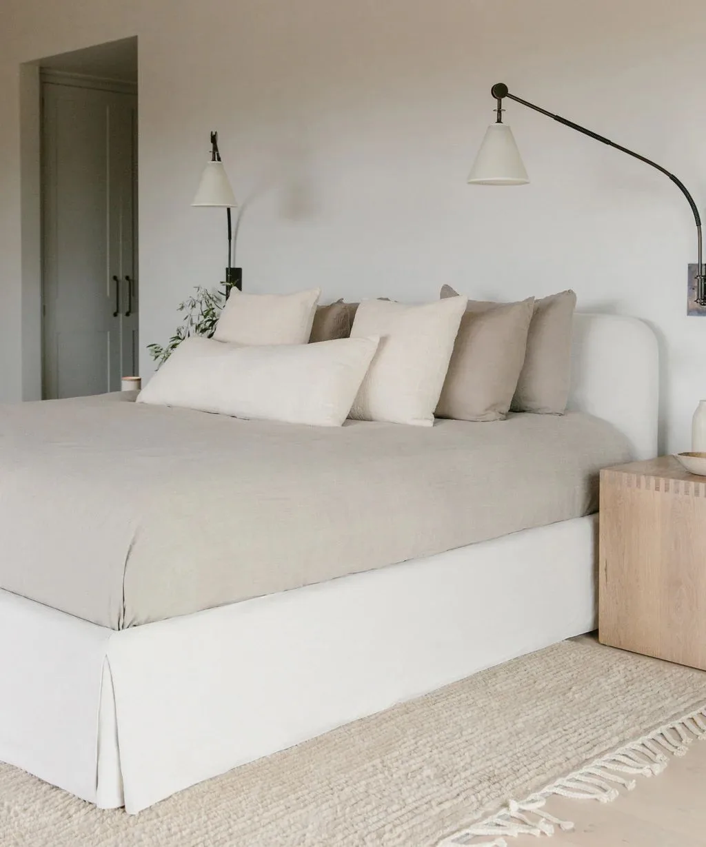 Base de cama tapizada de la colección Costera de Mar de Baja — referencia de diseño 5