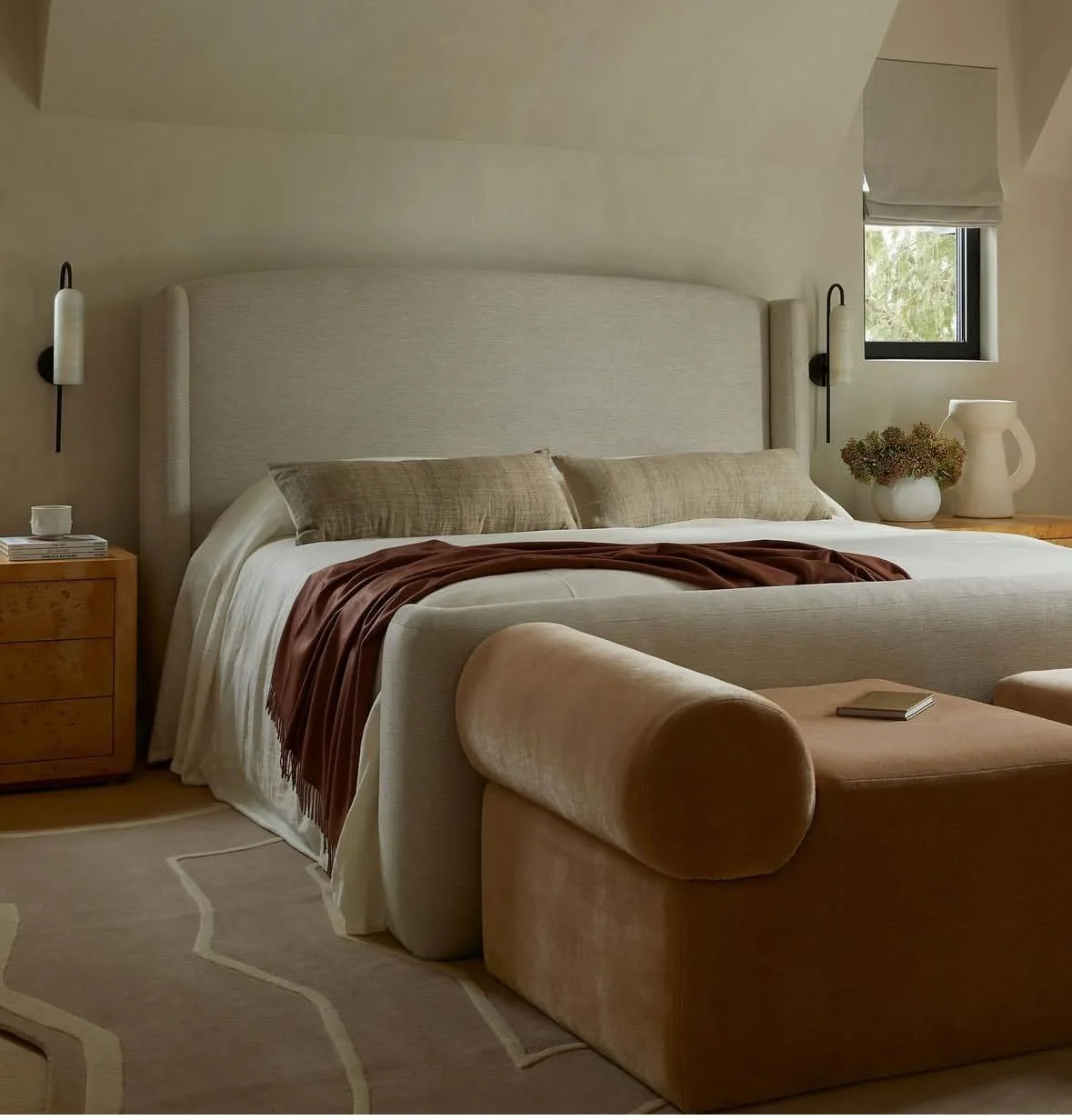 Base de cama tapizada de la colección Costera de Mar de Baja — referencia de diseño 6